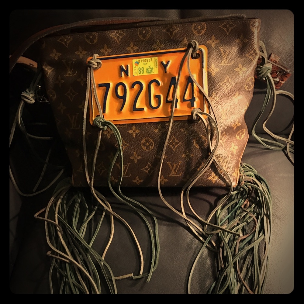 Authentic Louis Vuitton Fringed New York plate